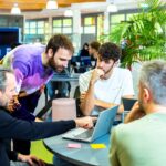 Studenten laten in overleg hun werk zien